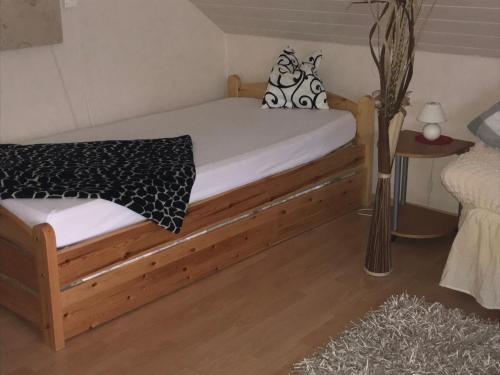 バウナタールにあるFerienwohnung zum Leiselseeのベッドルーム1室(木製ベッド1台、黒付)