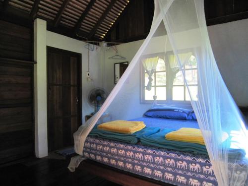 Voodi või voodid majutusasutuse Phanom Bencha Mountain Resort toas