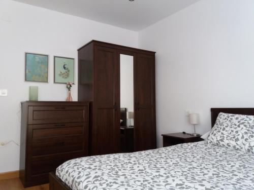 een slaapkamer met een bed, een dressoir en een kast bij EL PÓSITO 5 in Osorno