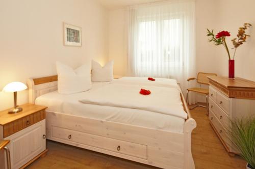 ツェンピンにあるResidenz Waldhaus_05のベッドルーム1室(赤い花の白いベッド1台付)