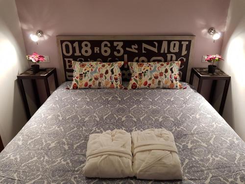 シエラネバダにあるApartamento entero 2 dormitorios para 6 personas con vistas espácialesのベッドルーム1室(大型ベッド1台、ナイトスタンド2台付)