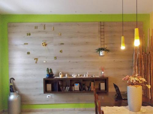 een eetkamer met een houten muur en een tafel bij B&B Casazze Dream in Marcaria
