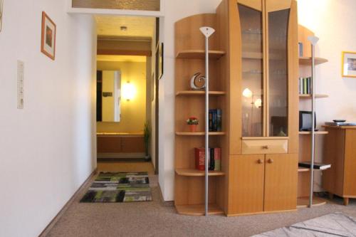 バート・ハルツブルクにあるAppartement Scharfの本棚付きの廊下のある部屋