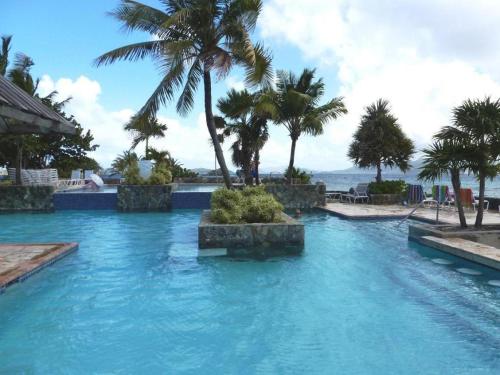 A piscina localizada em Sapphire Beach Resort and Marina ou nos arredores