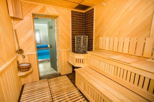 een lege sauna met een bank in een kamer bij Port Royal in Tul'chyn