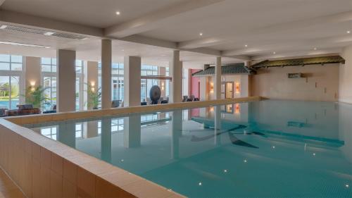 una gran piscina en un edificio en Precise Resort Schwielowsee - Hotel, en Werder