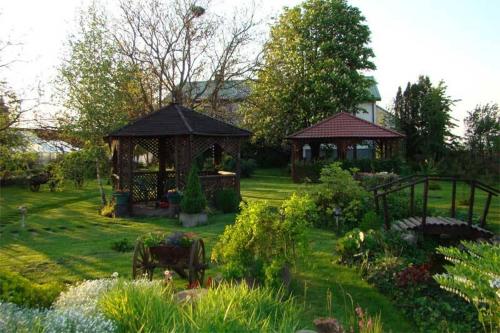 a gazebo in the middle of a garden at Agroturystyka JAGODA in Błonie