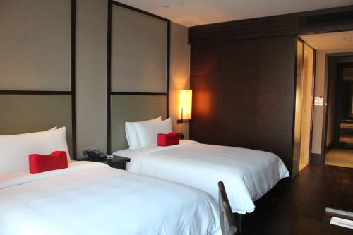 Postel nebo postele na pokoji v ubytování Himalayas Hotel Shanghai