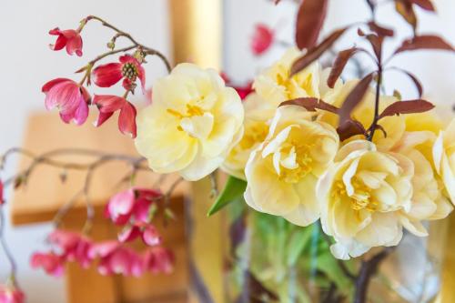 a vase filled with yellow and pink flowers at Landhaus Fux in Silandro