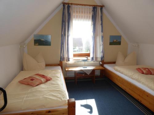 Кровать или кровати в номере Ferienwohnungen im Osterkoog