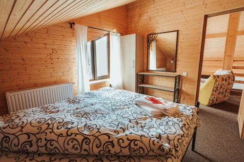 Ένα ή περισσότερα κρεβάτια σε δωμάτιο στο Panoramic Apartments - MontePalazzo Sinaia