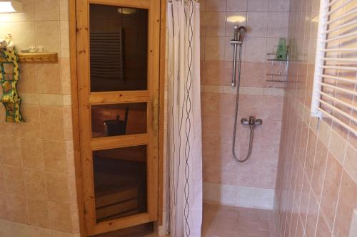 um chuveiro com uma porta de vidro na casa de banho em Simon tupa Kauhajoki em Kauhajoki