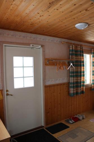 a room with a white door and a window at Simon tupa Kauhajoki in Kauhajoki