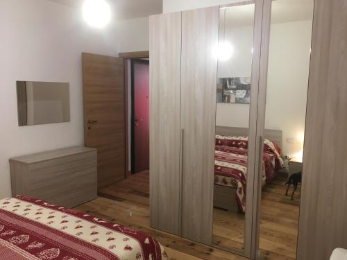 a bedroom with a mirror and a bed in a room at Antica Casa Nella in Venas