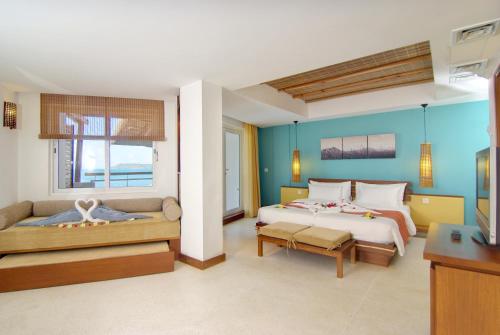 Grande Rivière Sud Est的住宿－拉古納海灘Spa酒店，一间带两张床和一张沙发的卧室