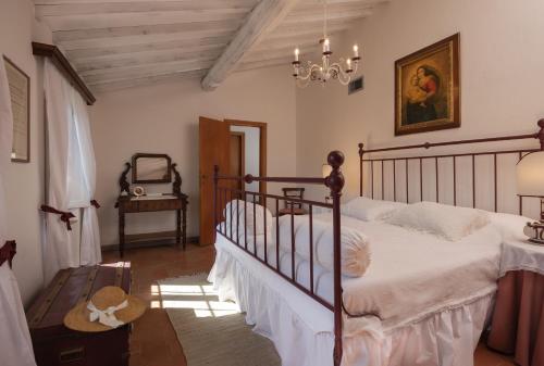 מיטה או מיטות בחדר ב-Chiantivillas Villa Torricella, 27