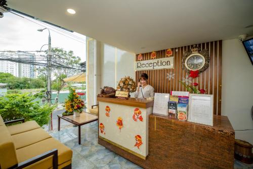 una persona in piedi dietro un bancone in un ristorante di Hồng Phúc 4 Hotel a Da Nang