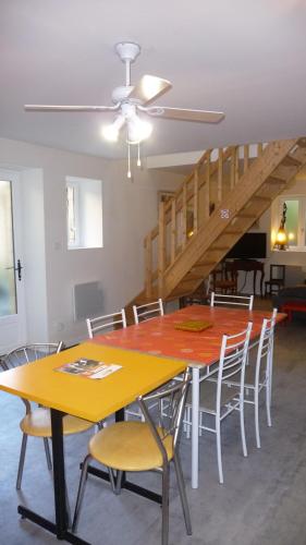 Appartement Aux Armoiries de Sarlat 레스토랑 또는 맛집