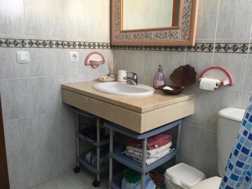 un baño con lavabo e inodoro en Atico Costa Ballena golf y playa parking&wifi, en Costa Ballena