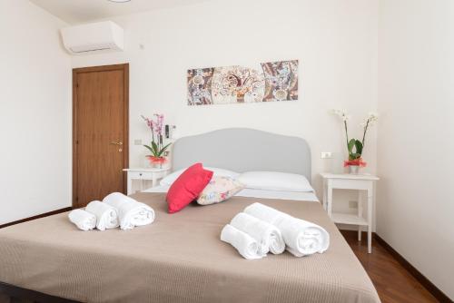 a bedroom with two beds with towels on it at Ellebì B&B in Montone