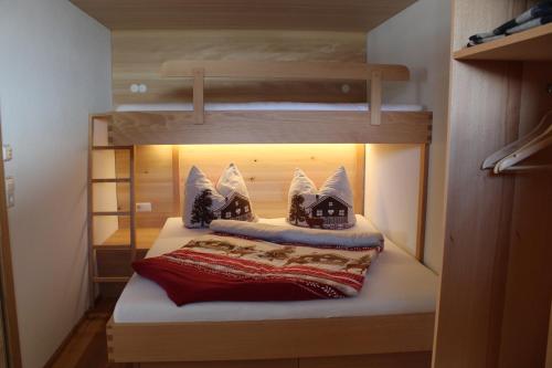 SibratsgfällにあるApartment Nestの小さなベッドルーム(二段ベッド1台付)