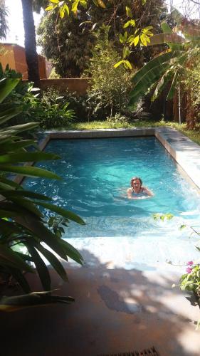 a person swimming in a swimming pool at Villa Bobo in Bobo-Dioulasso