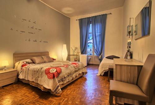 - une chambre avec un lit, une chaise et une fenêtre dans l'établissement Piazza Duomo Amazing Downtown By Como Vacanze, à Côme