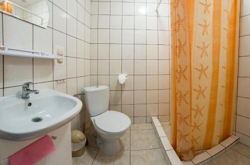 ロビにあるMagadorのバスルーム(トイレ、洗面台付)