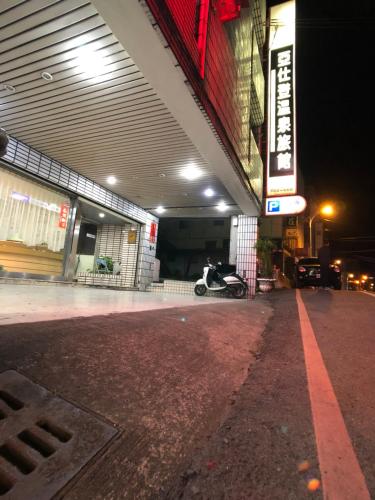 uma garagem vazia à noite com uma moto estacionada nela em Ya Shi Deng Hotel em Jiaoxi