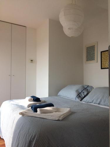 una camera con 2 letti e asciugamani su un letto di Mansarda Santa Giustina a Padova