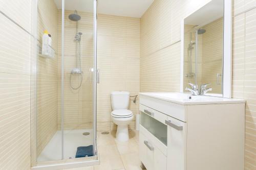 A bathroom at La Herencia del REGIDOR by Cadiz4Rentals