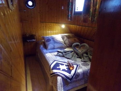 małą sypialnię z łóżkiem w kabinie w obiekcie ibaia le bonheur w mieście Frontignan