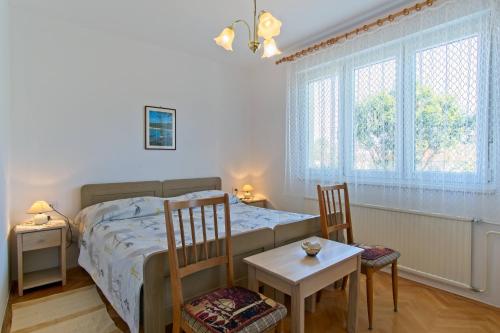 Postel nebo postele na pokoji v ubytování Apartmani Dorita