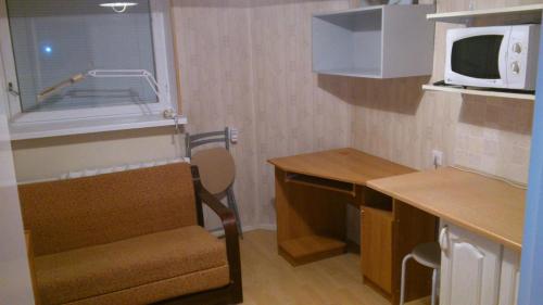 una pequeña cocina con fregadero y microondas en Economy Baltics Apartments - Uue Maailma 19, en Tallin