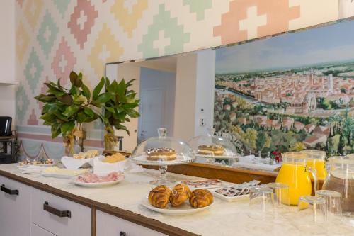 un buffet con piatti di cibo su un tavolo di B&B Domus Fluminis a Verona
