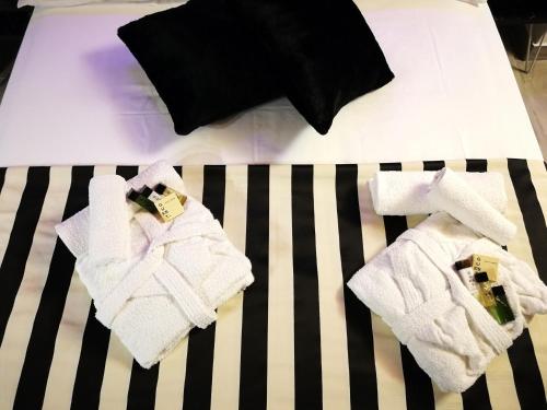 a bed with white towels on top of it at Casa Busari in Palermo