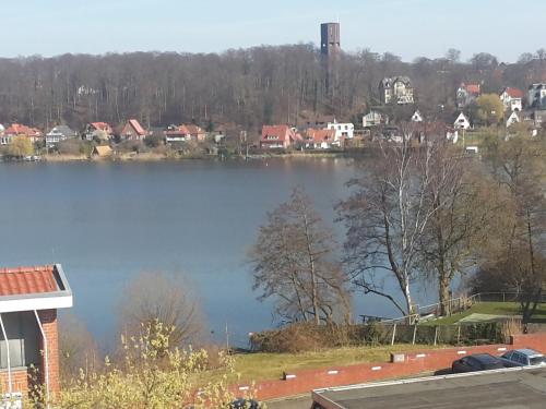 a view of a large lake in a town at Traumhafte Ferienwohnung in Ratzeburg