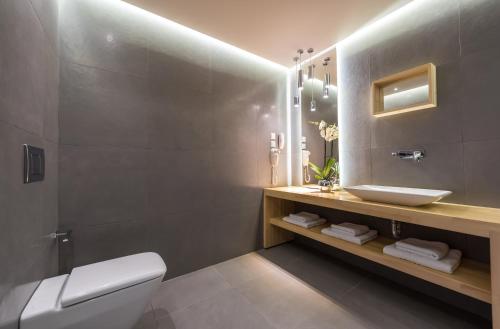 Bilik mandi di Arkadia Hotel