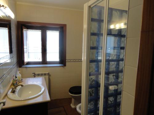La salle de bains est pourvue d'un lavabo, d'une douche et de toilettes. dans l'établissement Refúgio da Geira, à Campo do Gerês