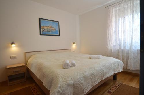 een slaapkamer met een bed met twee handdoeken erop bij Apartment Dina 52 in Rovinj