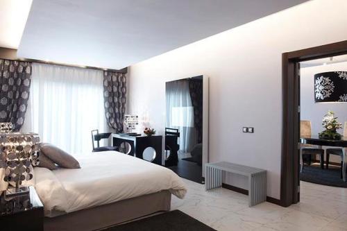 Una cama o camas en una habitación de Avanti Mohammedia Hotel