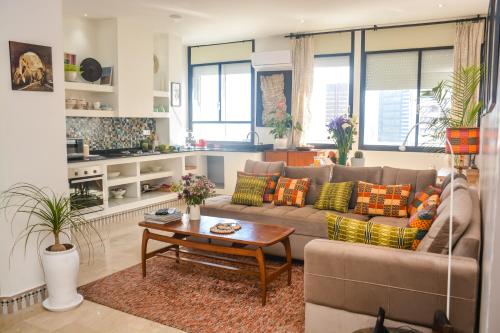 un soggiorno con un divano e un tavolo di Appartement moderne moroccan/African décoration a Casablanca