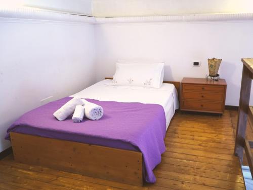 een slaapkamer met een bed met 2 kussens erop bij B&B Taranto in Taranto