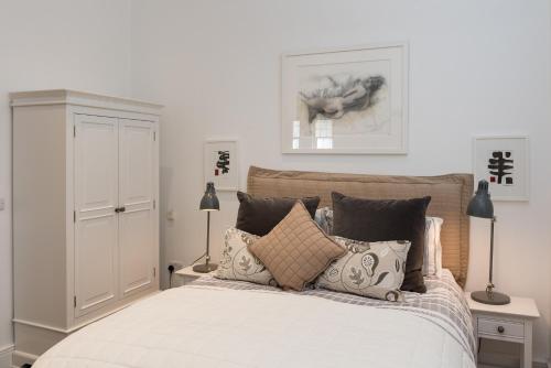 レミントン・スパにあるNumber 19 Chapel Courtの枕が置かれたベッドのある寝室