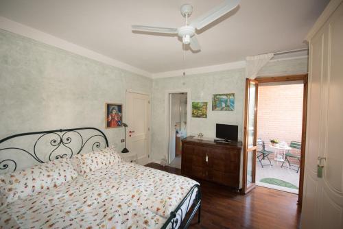 雷卡納蒂的住宿－A casa di Paola，一间卧室配有一张床和吊扇