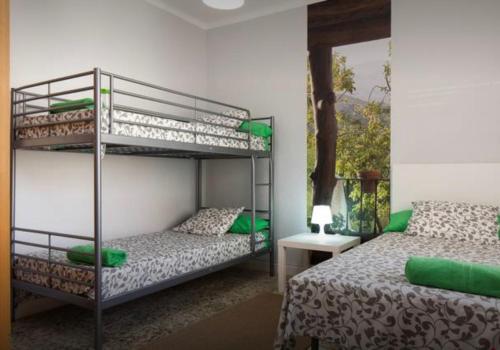 アルメリアにあるApartamento Toreros Center Wifiのベッドルーム1室(二段ベッド2台、窓付)が備わります。