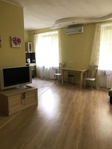 En TV eller et underholdningssystem på Apartments on Alleya geroyev st.1