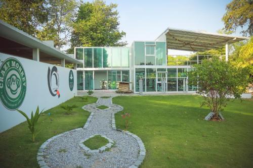 ラヨーンにあるツリー ルーツ リトリートの前に庭がある建物