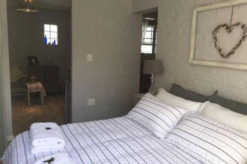 Postel nebo postele na pokoji v ubytování Wavey Beach Room