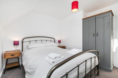 Postel nebo postele na pokoji v ubytování Winchester Apartments